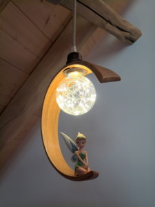 Luminaire artisanal en bois Fée Clochette par ARTEF