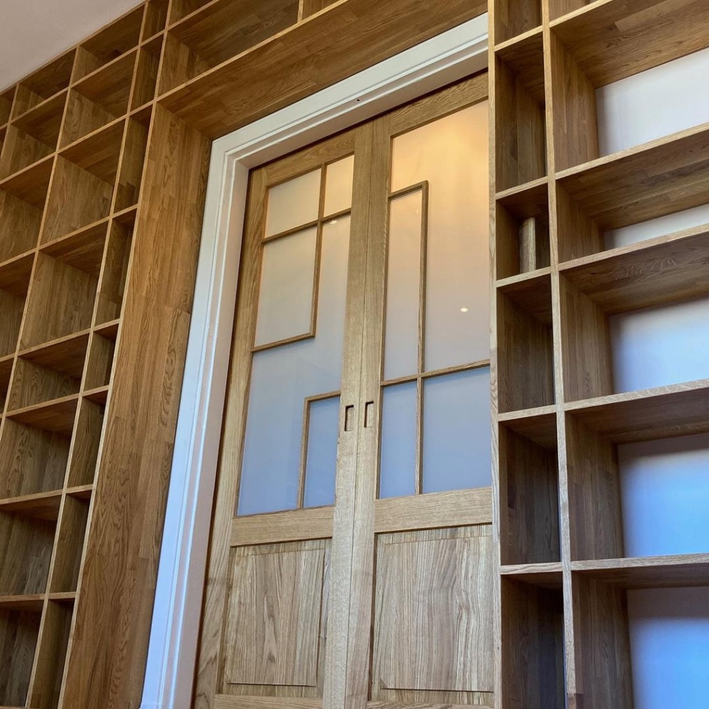 Bibliothèque et Porte vitrée fabrication sur mesure par menuisier toulousain artef