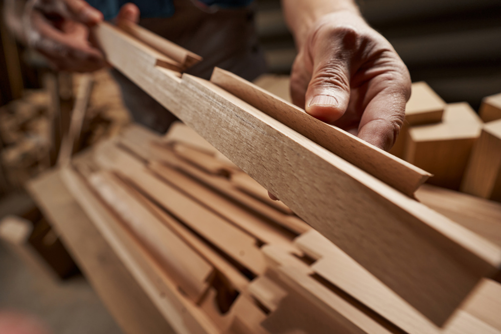 Travail artisanal dans un atelier de menuiserie écoresponsable à Toulouse, fabrication locale de mobilier design