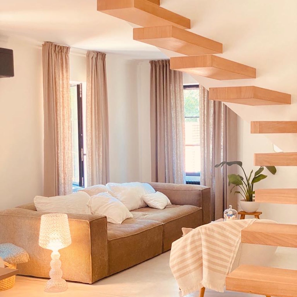 Escalier suspendu en bois clair dans une maison moderne à Toulouse, par ARTEF menuiserie