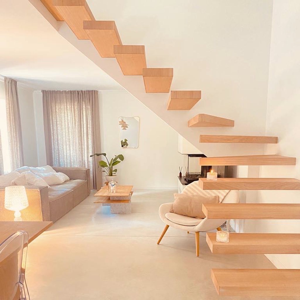 Escalier suspendu en bois clair dans une maison moderne à Toulouse, par ARTEF menuiserie