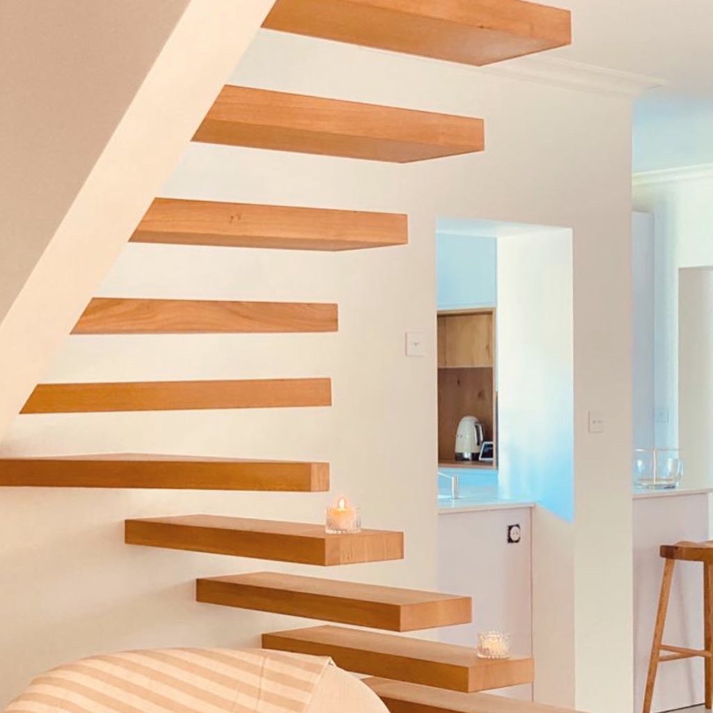 Escalier suspendu en bois clair dans une maison moderne à Toulouse, par ARTEF menuiserie