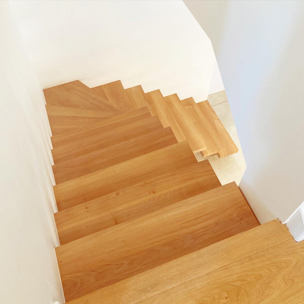 Escalier suspendu en bois clair dans une maison moderne à Toulouse, par ARTEF menuiserie