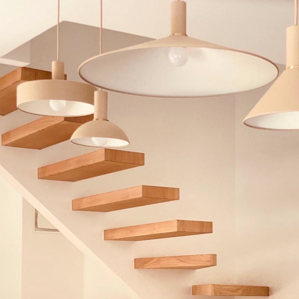 Escalier suspendu en bois clair dans une maison moderne à Toulouse, par ARTEF menuiserie
